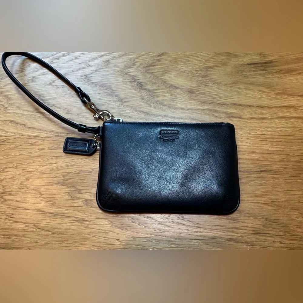 🩷 Coach Leather Wristlet 🩷